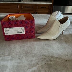 White Ankle Boots with Pointed Toe and Medium Heel